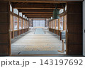 寺院の長い廊下 143197692