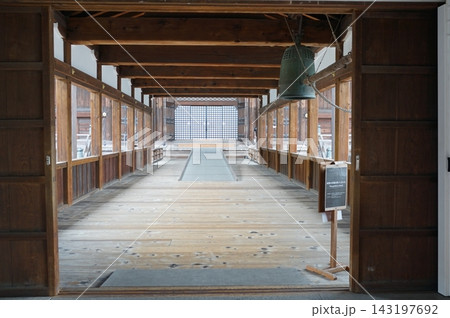 寺院の長い廊下 143197692