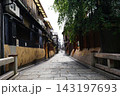 風情ある石畳の京都の路地 143197693