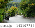 紅葉の中を走るバイク 143197734