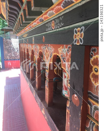 ブータンの伝統的な寺院建築を彩る鮮やかな彩色絵画とマニ車 ブータンの伝統的な寺院建築を彩る鮮やかな彩色絵画とマニ車 143198321