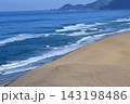 鳥取砂丘から望む日本海と海岸線 143198486