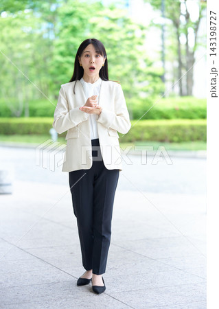 手を叩いて納得した表情を見せるスーツ姿の女性 手を叩いて納得した表情を見せるスーツ姿の女性 143198727