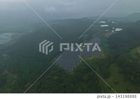 宮崎県えびの市の山間部に広がる太陽光パネルと森林の空撮写真 宮崎県えびの市の山間部に広がる太陽光パネルと森林の空撮写真 143198888
