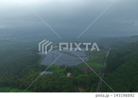宮崎県えびの市の山間部に広がる太陽光パネルと霧の空撮写真 143198892