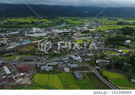 宮崎県えびの市の水田と農村集落を捉えた空撮写真 宮崎県えびの市の水田と農村集落を捉えた空撮写真 143198904