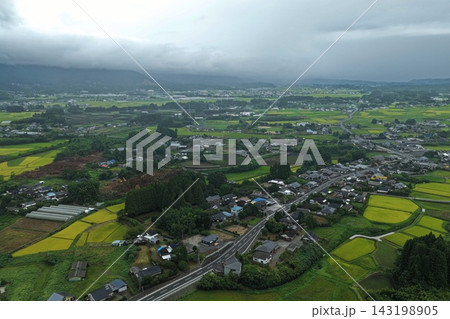 宮崎県えびの市の水田と農村集落を捉えた空撮写真 宮崎県えびの市の水田と農村集落を捉えた空撮写真 143198905