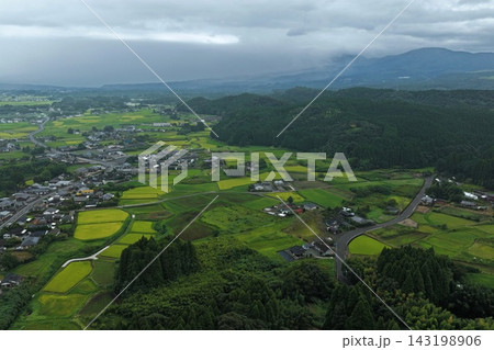宮崎県えびの市の水田と農村集落を捉えた空撮写真 宮崎県えびの市の水田と農村集落を捉えた空撮写真 143198906