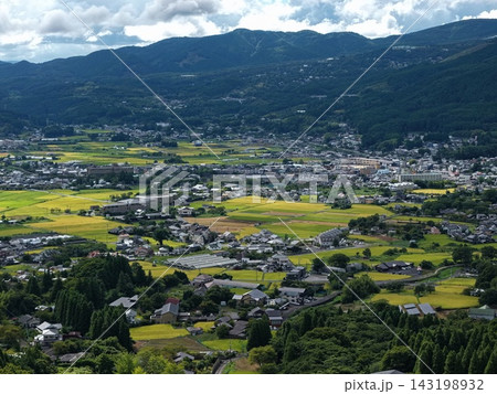 大分県由布市由布院盆地の水田と住宅街を捉えた空撮写真 143198932