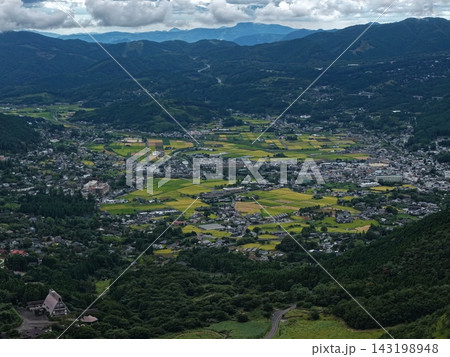大分県由布市の山間盆地と田畑・住宅街を捉えた空撮写真 大分県由布市の山間盆地と田畑・住宅街を捉えた空撮写真 143198948