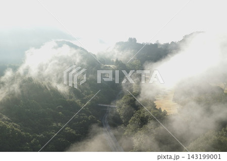 広島県三原市の山間部に広がる霧と線路・田畑を捉えた空撮写真 広島県三原市の山間部に広がる霧と線路・田畑を捉えた空撮写真 143199001