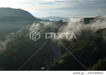 広島県三原市の山間部に広がる雲海を捉えた空撮写真 143199002