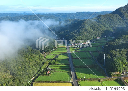 広島県三原市の山間農村と霧を捉えた空撮写真 広島県三原市の山間農村と霧を捉えた空撮写真 143199008