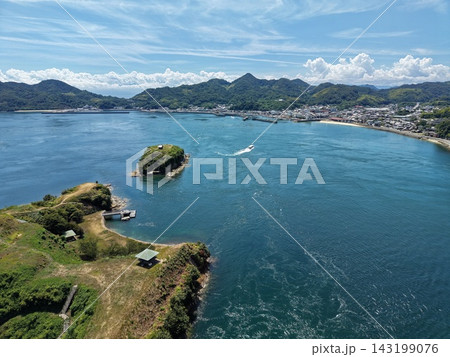愛媛県今治市の沿岸小島と桟橋・港を捉えた空撮写真 愛媛県今治市の沿岸小島と桟橋・港を捉えた空撮写真 143199076