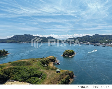 愛媛県今治市・能島周辺の海峡と港湾施設を捉えた空撮写真 愛媛県今治市・能島周辺の海峡と港湾施設を捉えた空撮写真 143199077