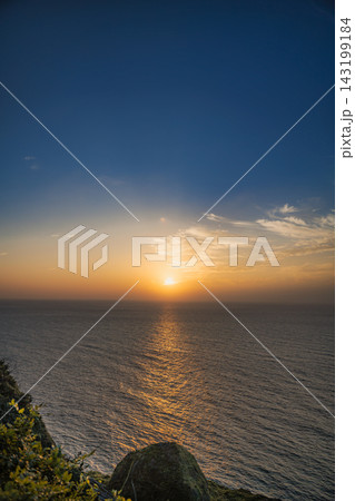 日本海に沈む夕日と海面に輝く光の道 143199184