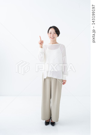 案内する女性 案内する女性 143199197