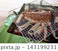キャンプで炭火焼きするステーキ 143199231