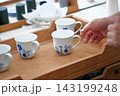 コーヒーカップを持つ手 143199248