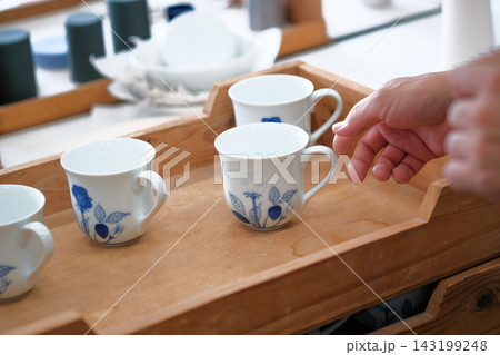 コーヒーカップを持つ手 143199248