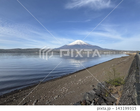 2026年の富士五湖ウルトラマラソンのコース途中の山中湖から見た富士山 143199315