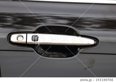 車のドアノブ部分 車のドアノブ部分 143199708