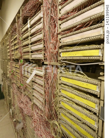 大量の配線が接続された通信用のMDF端子板 143199948