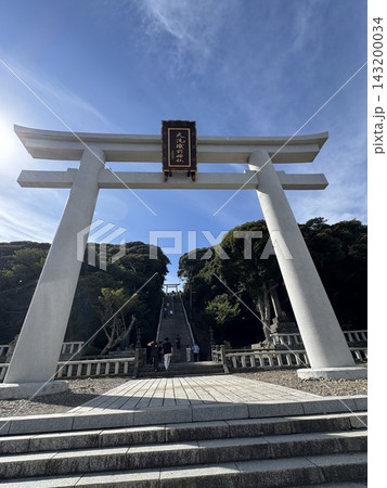 茨城県大洗町の磯崎神社の海辺に立つ鳥居 茨城県大洗町の磯崎神社の海辺に立つ鳥居 143200034