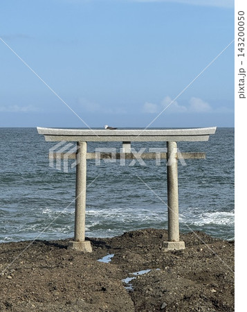 茨城県大洗町の磯崎神社の海辺に立つ鳥居 143200050