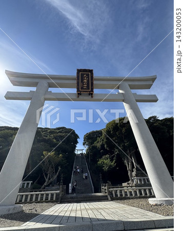 茨城県大洗町の磯崎神社の海辺に立つ鳥居 143200053
