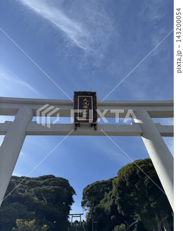 茨城県大洗町の磯崎神社の海辺に立つ鳥居 143200054
