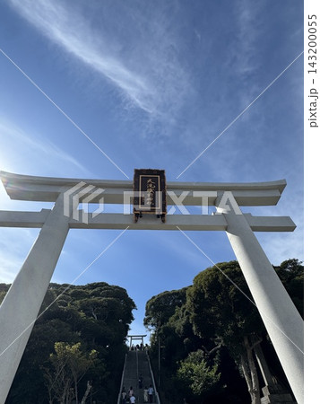 茨城県大洗町の磯崎神社の海辺に立つ鳥居 茨城県大洗町の磯崎神社の海辺に立つ鳥居 143200055