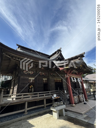 茨城県大洗町の磯崎神社の海辺に立つ鳥居 143200056