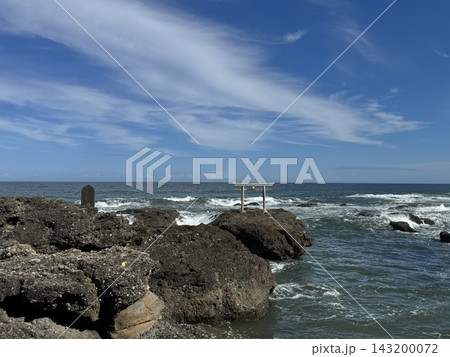 茨城県大洗町の磯崎神社の海辺に立つ鳥居 143200072