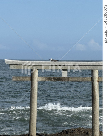茨城県大洗町の磯崎神社の海辺に立つ鳥居 茨城県大洗町の磯崎神社の海辺に立つ鳥居 143200075