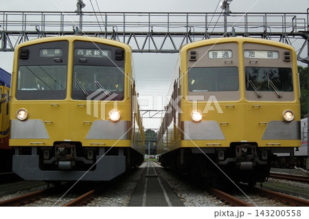 南入曽で展示される 西武新101系 295Fと 旧幕の271F ツートンカラー 143200558
