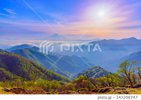 初夏の丹沢塔ノ岳山頂から夕方に空に美しく輝く夕日と神々しくそびえる富士山のシルエットを広角で撮影 初夏の丹沢塔ノ岳山頂から夕方に空に美しく輝く夕日と神々しくそびえる富士山のシルエットを広角で撮影 143200747