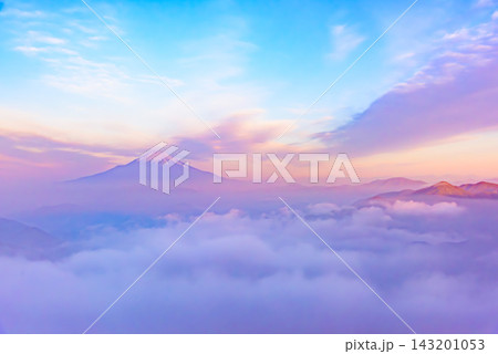 初夏の丹沢塔ノ岳山頂から早朝の朝焼け空のもと広大な雲海の上に浮かび上がる神々しい赤富士を広角で撮影 143201053