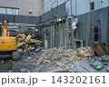 重機と解体工事現場の廃棄物 143202161