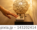 リラクゼーションサロンでタイマーを止める手元写真 143202414