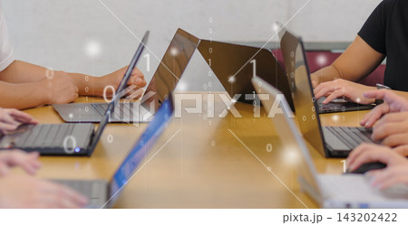 オフィスでのビジネスシーン、IT企業、ビジネスシーン オフィスワーク デジタル ネットワークイメージ オフィスでのビジネスシーン、IT企業、ビジネスシーン オフィスワーク デジタル ネットワークイメージ 143202422