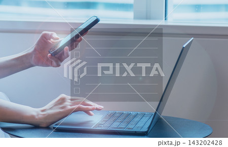 スマートフォンとパソコンでタスク管理を行う女性　スケジュール管理　ToDoリスト 143202428