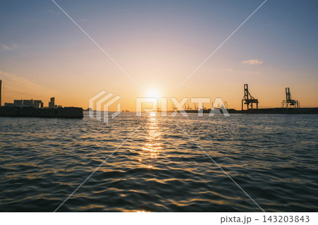 [天保山]美しい夕日の光に包まれた大阪のベイエリアの風景！ 143203843
