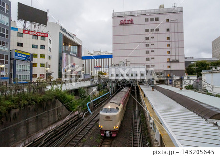 【東海道本線】秋雨の大井町駅を通過するサンライズ瀬戸・出雲 【東海道本線】秋雨の大井町駅を通過するサンライズ瀬戸・出雲 143205645