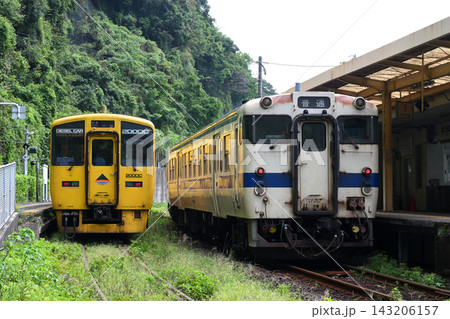 山川駅に停車中のキハ200系とキハ40系 143206157