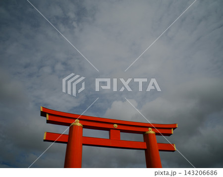 京都の平安神宮の大鳥居　日本の伝統的な神社 143206686