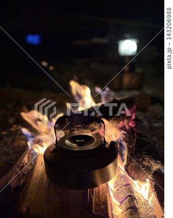 焚き火を楽しむアウトドアの写真 143206988