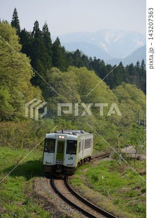 三川駅を出発するキハ110系気動車 143207363