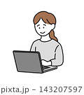 パソコンで仕事をする女性（背景透過） 143207597