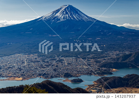 御坂山地・黒岳から見る河口湖と富士山 143207937